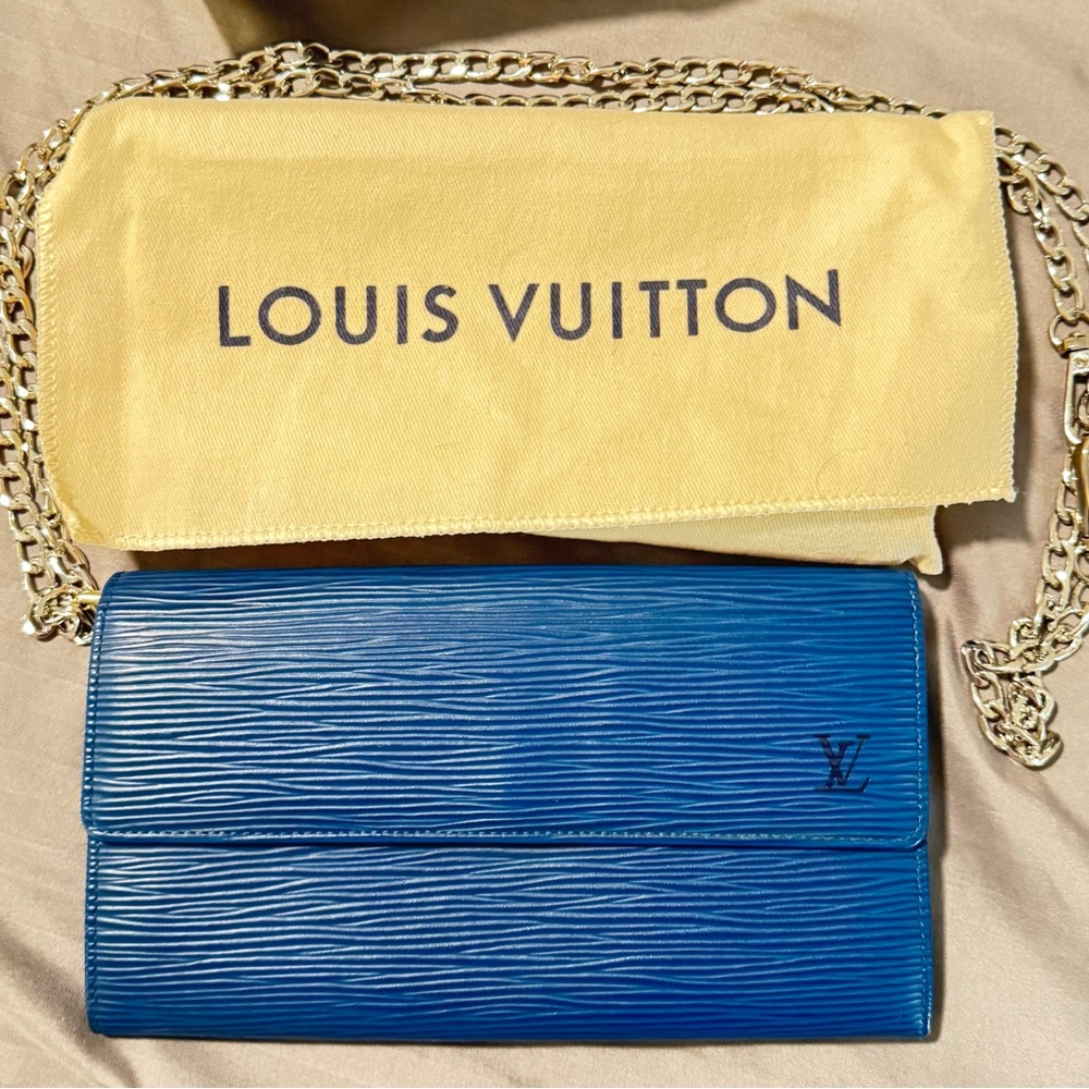 LOUIS VUITTON 
Pre Loved Sarah Wallet in blue Epi leather